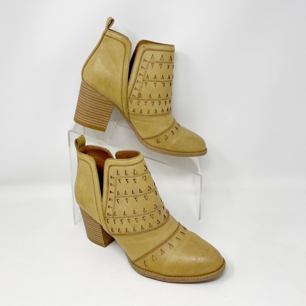 EuroSoft Sofft Womens Faux Leather Tan Laser Cut Stack Heel Bootie Size 8